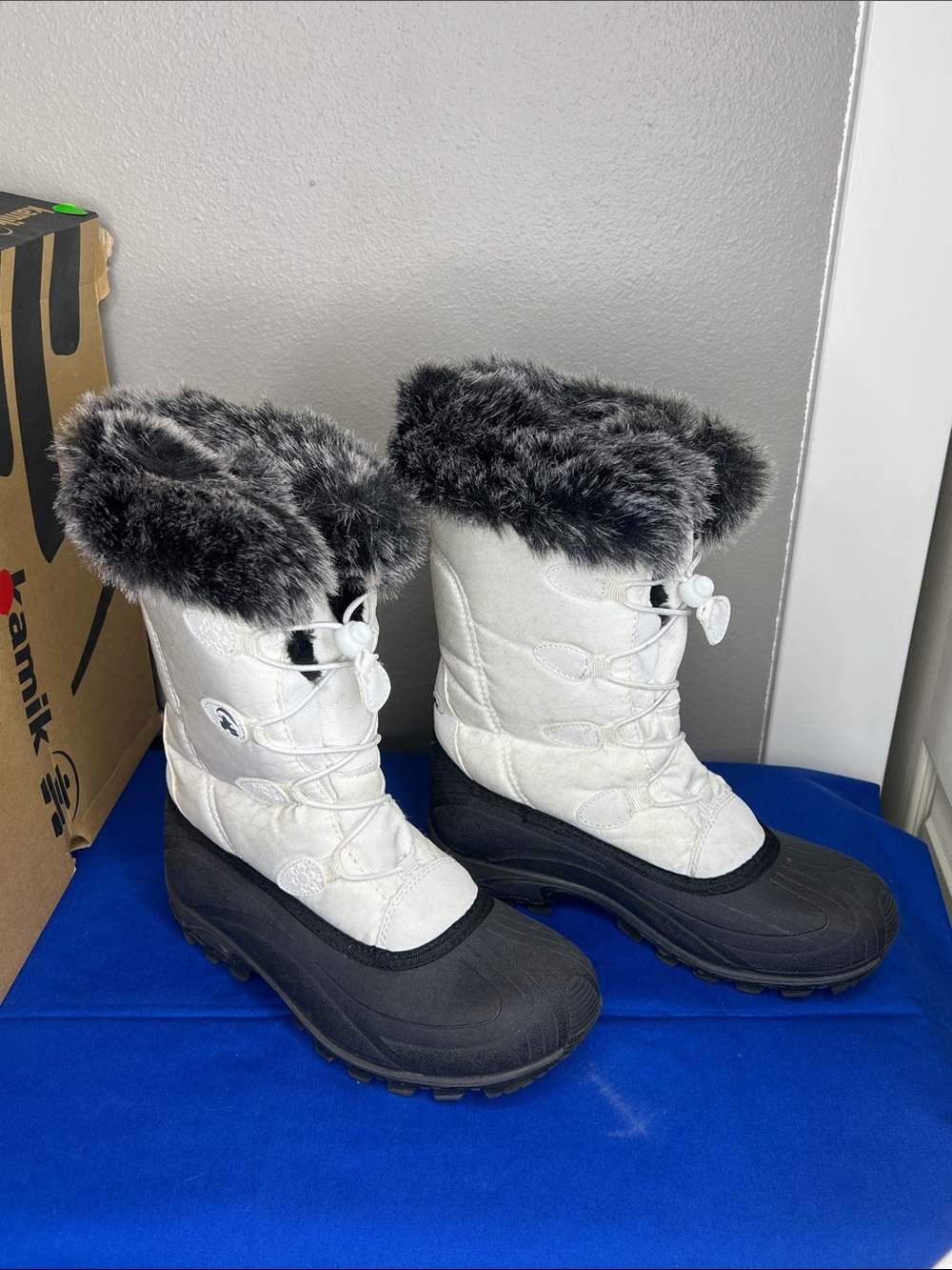 Kamik White Winter Boots with Black Soles and Gray Faux Fur Collar Size 7